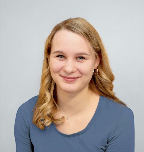 Portrait von der Auszubildenden Charlotte Ströble bei der Kinderarztpraxis Rummelkids in Landau